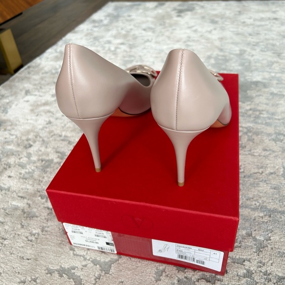 New Valentino Garavani V-Logo Pumps - Picture 10 of 11